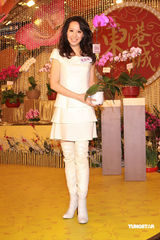 幻灯图： 钟嘉欣增运靠自己 向法师献肉体不可取