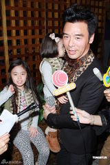 组图：钟镇涛生日携女亮相派对 谭咏麟叶童现身