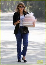 组图：阿尔芭单手抱大蛋糕出街 潮装显时尚