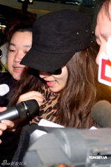 幻灯组图：萧亚轩强忍丧母之痛 赴上海为世博MV赶工