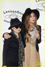 组图：LadyGaga获小野洋子称赞 领和平奖不玩浮夸