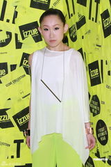 组图：何韵诗出席活动穿着个性 内地演贾宝玉