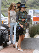 高清组图：惠特莉和男友杰森亮相 牛仔裤秀长腿