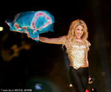 组图：夏奇拉露脐装小秀蛮腰 舞绸弄扇爱中国风