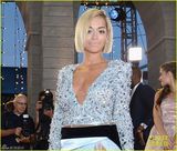 组图：瑞塔-奥拉高叉礼服秀大腿 与歌迷合影