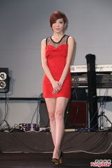 组图：陈珊妮见Kitty忘情卖萌