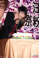 组图：汪东城生日会回忆纯爱 戴美瞳似漫画人物