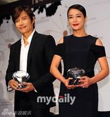 组图：李秉宪赵敏秀出席大钟颁奖礼新闻发布会