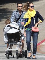 高清组图：杰西卡-阿尔芭一家四口外出其乐融融