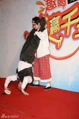 幻灯图集：魔术师泰德炮轰刘谦 只用道具易破解