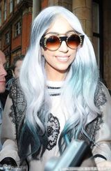 组图：Lady Gaga银色长发波浪长袍造型依旧犀利