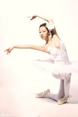 组图：名模王慕骅薄纱裹身 演绎万种风情