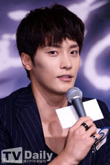 组图：少女时代徐贤红裙亮相《热恋》发布会