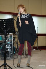 组图：容祖儿为个唱练团 青峰探班一脸睡意