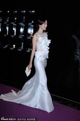 组图：韩雪及腰露背裙突破尺度秀裸背性感抢镜