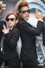 组图：大嘴巴化身MIB探员 爱纱放空被指外星人