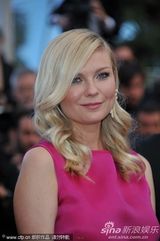 组图：邓斯特戛纳走秀紫红裙装简约亲切