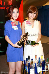 组图：刘欣宜露香肩品尝美酒 称未试过酒后乱性