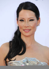 组图：艾美奖红毯 刘玉玲银装素裹未来感十足