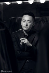 组图：李坤霖黑白写真演绎熟男优雅