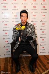 组图：新浪娱乐明星街拍盛典对话俞灏明