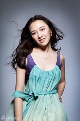 组图：舒砚清新气质大片 花裙如春风拂面