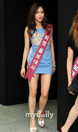 组图：miss A两成员首尔宣传皮影 收入捐四川