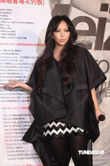 组图：张惠妹为巡演造势 时尚黑装亮相派头十足