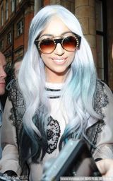组图：Lady Gaga银色长发波浪长袍造型依旧犀利