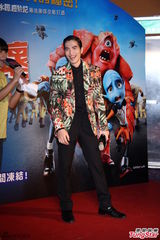 组图：萧敬腾亮相首映会 花西装惹眼抢镜