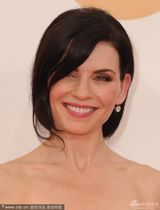 组图：朱丽安娜白裙别致亮相艾美红毯