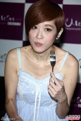 组图：陈珊妮露香肩成性感厨娘 闻婚变立马变脸