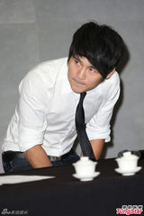 组图：曹格酒后闹事召开记者会 敬三杯茶道歉