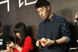 组图：潘玮柏北京发片会为粉丝削苹果