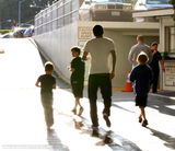 组图：贝克汉姆携三公子外出 父子吃冰激凌玩回眸