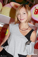 组图：日本女星土屋安娜办签名会 坚定摇滚音乐风格