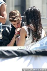 组图：贾斯汀-比伯为新曲拍MV 与女主角调情频笑场