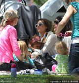 组图：杰西卡-阿尔芭全家野餐 女儿勾脖倒地表情囧