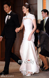 组图：韩国明星情侣刘志泰金孝珍婚礼新闻发布会