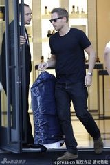 组图：巴里摩尔三婚倒计时 闺蜜迪亚茨作陪选衫