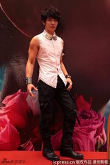 组图：汪东城签售会大秀肌肉引尖叫