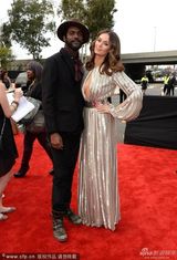 超模特伦菲奥亮相格莱美 银色长裙胸门大开(图)