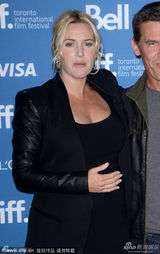 组图：温斯莱特《劳工节》首映被乔什亲吻脸颊