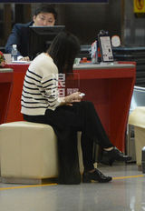 独家：高圆圆黑裙装现身机场 聊手机疑隔空传情