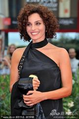 高清图：电影《不是姐妹》首映 两女主角时尚斗靓