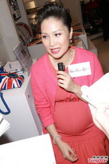 组图：袁彩云将产女 方中信愿尽好爸爸责任