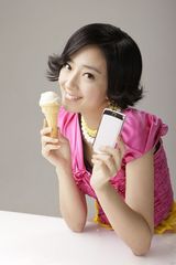 高清组图：桂纶镁代言手机 百变形象成就人气小天后  