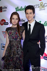 组图：莉莉亮相《作家们》首映 施瓦辛格儿子帅气