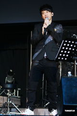 组图：光良演唱会台上庆生 被男歌迷示爱显尴尬