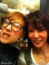 组图：郑秀文显鬼马搞怪性格 与郑裕玲晒醉态照